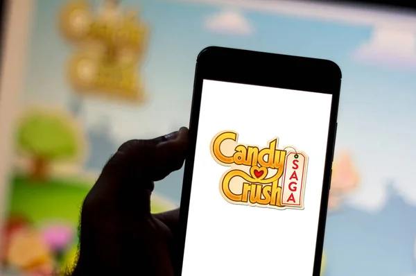 6. Juni 2019, Brasilien. In dieser Foto-Illustration wird das Bonbon Crush Saga-Logo auf einem Smartphone angezeigt — Stockfoto