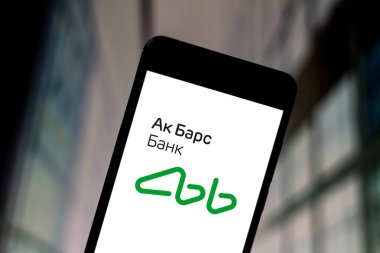 9 Haziran 2019, Brezilya. Bu fotoğraf resimde OJSC AK Bars Holding logosu bir akıllı telefonda görüntülenir