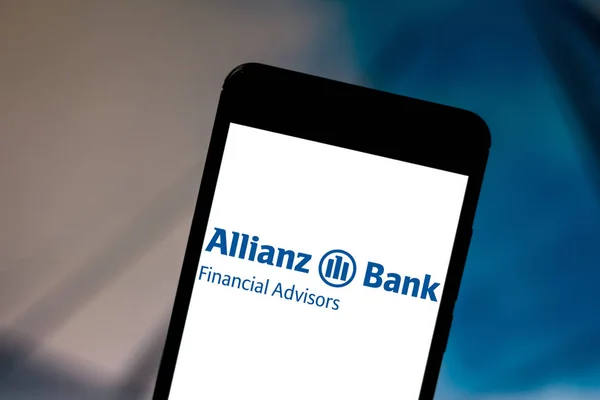 9 Haziran 2019, Brezilya. Bu fotoğraf resimde Allianz Bank finansal danışmanlar logosu bir akıllı telefonda görüntülenir — Stok fotoğraf