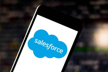 10 Haziran 2019, Brezilya. Bu fotoğraf çizimde, Salesforce logosu bir akıllı telefonda görüntülenir
