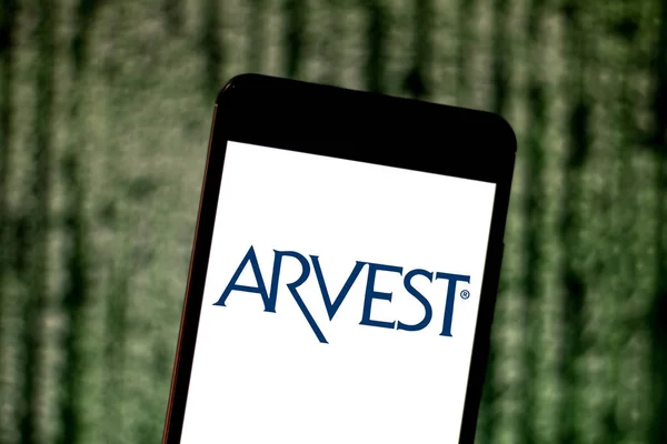 10 Juni 2019, Brasil. Dalam gambar foto ini logo Arvest Bank ditampilkan pada smartphone — Stok Foto