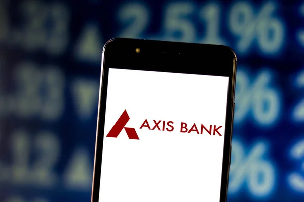 10 juin 2019, Brésil. Dans cette illustration photo, le logo Axis Bank est affiché sur un smartphone — Photo