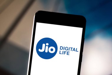 11 Haziran 2019, Brezilya. Bu fotoğraf illüstrasyonda Reliance Jio Infocomm Limited logosu bir akıllı telefonda görüntülenir