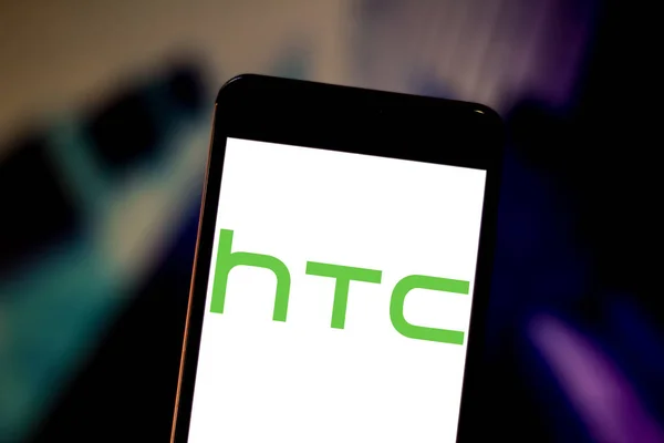 2019년 6월 11일, 브라질. 이 사진 일러스트에서는 Htc 사 로고가 스마트폰에 표시됩니다. — 스톡 사진