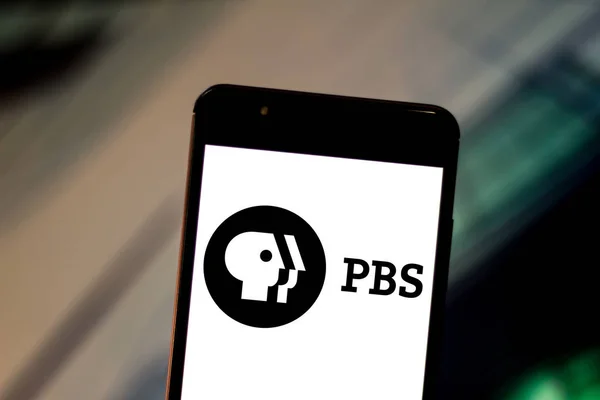 11 Juni 2019, Brasil. Dalam gambar foto ini logo Public Broadcasting Service (PBS) ditampilkan pada smartphone — Stok Foto