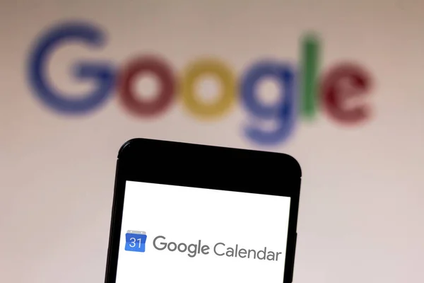 11 червня 2019, Бразилія. На цій фотографії ілюстрація логотип Google календар відображається на смартфоні — стокове фото
