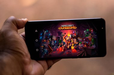 12 Haziran 2019, Brezilya. Bu fotoğraf illüstrasyonminecraft Dungeons logosu bir akıllı telefonda görüntülenir