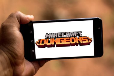 12 Haziran 2019, Brezilya. Bu fotoğraf illüstrasyonminecraft Dungeons logosu bir akıllı telefonda görüntülenir