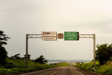 1 Ocak 2016, Brezilya. Rosana, São Paulo 'daki Porto Primavera Hidroelektrik Santrali (Sérgio Motta Mühendisi) yakınlarındaki işaret tabelaları