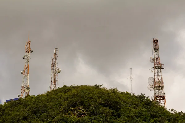 Torres de telecomunicaciones en la cima de una colina en Paraná . —  Fotos de Stock