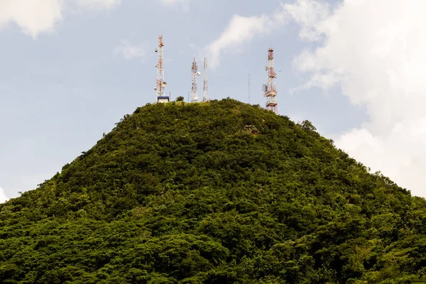 Torres de telecomunicaciones en la cima de una colina en Paraná —  Fotos de Stock