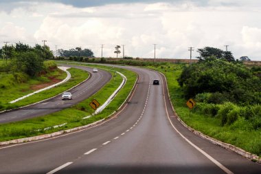 3 Ocak 2016, Brezilya. Br-376 otoyolunda araba trafiği, Mato Grosso do Sul