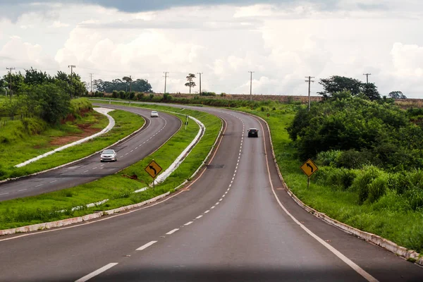 3 января 2016, Бразилия. Автомобильное движение по шоссе BR-376, в Мату-Гросу-ду-Сул — стоковое фото