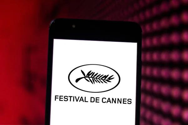19 червня 2019, Бразилія. На цій фото ілюстрації логотип Канського фестивалю відображається на смартфоні — стокове фото