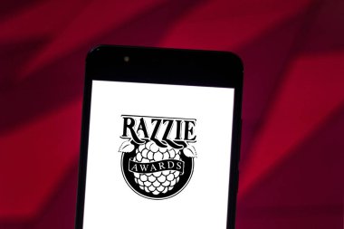 19 Haziran 2019, Brezilya. Bu fotoğraf illüstrasyonaltın ahududu ödülleri (Razzie Ödülleri) logosu bir akıllı telefonda görüntülenir