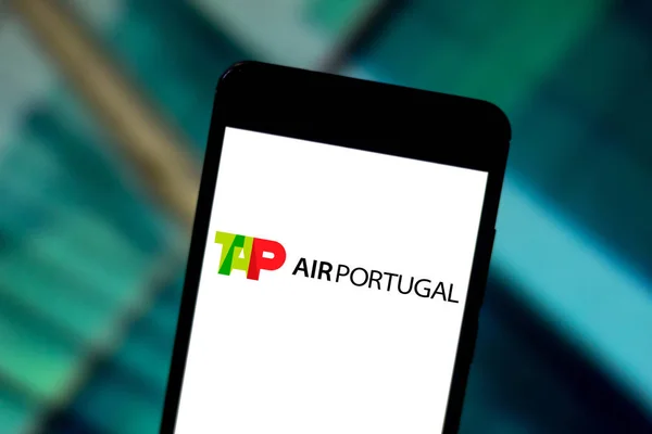 19. června 2019, Brazílie. Na této fotce se na smartphonu zobrazuje logo z kohoutku Air Portugal. — Stock fotografie