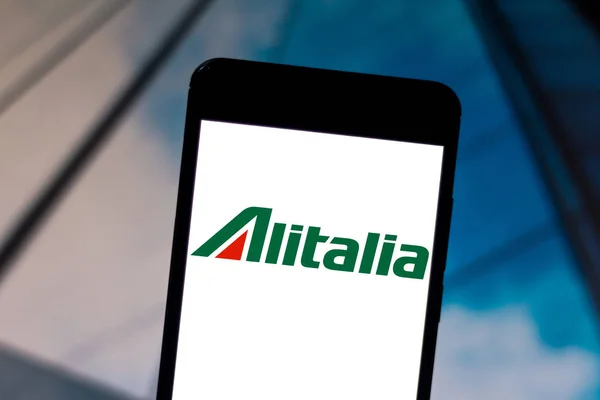 19 juni 2019, Brazilië. In deze foto afbeelding wordt het Alitalia-logo (Italiaanse Air Company) weergegeven op een smartphone — Stockfoto