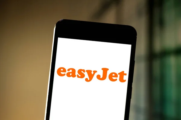 19 червня 2019, Бразилія. На цій фотографії ілюстрація компанія EasyJet Limited логотип відображається на смартфоні — стокове фото