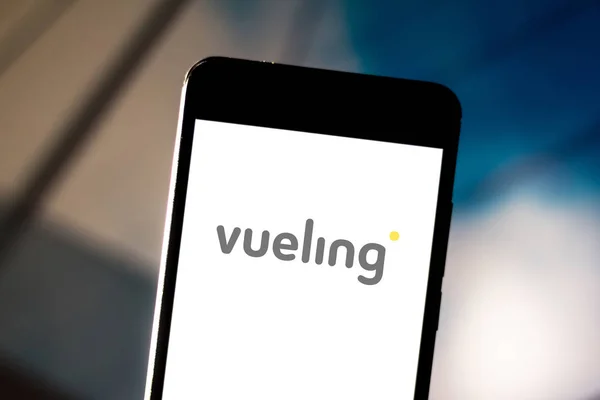 19 juni 2019, Brazilië. In deze foto afbeelding wordt het logo van Vueling Airlines weergegeven op een smartphone — Stockfoto