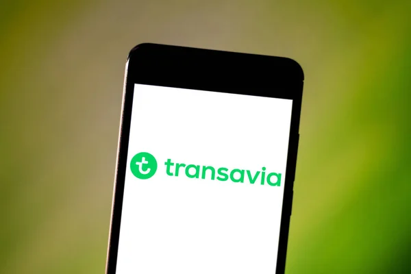 19 Haziran 2019, Brezilya. Bu fotoğraf illüstrasyonda Transavia logosu bir akıllı telefonda görüntülenir — Stok fotoğraf