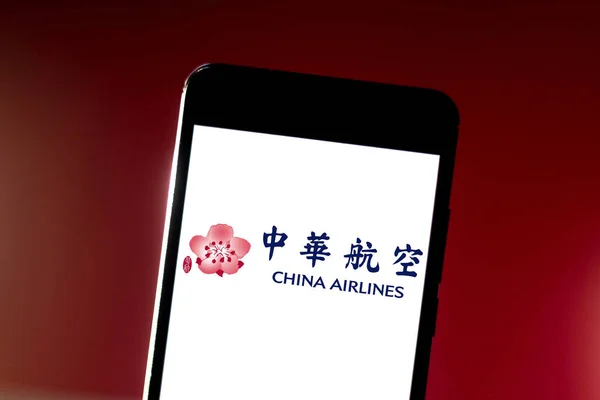 19 Juni 2019, Brasil. Dalam gambar foto ini, logo China Airlines ditampilkan pada smartphone — Stok Foto