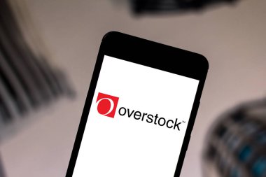 19 Haziran 2019, Brezilya. Bu fotoğraf illüstrasyonunda Overstock logosu bir akıllı telefonda görüntülenir