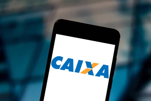 19 Juni 2019, Brasil. Dalam gambar foto ini logo Caixa Economica Federal ditampilkan pada smartphone — Stok Foto
