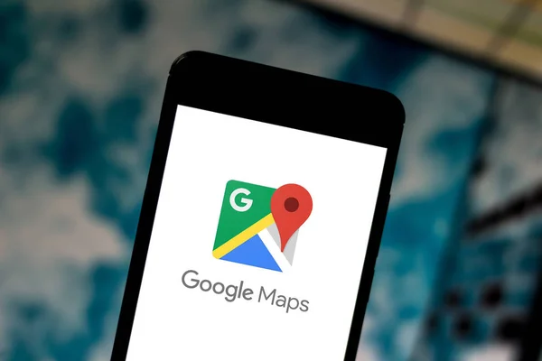 24 juni 2019, Brazilië. In deze foto afbeelding wordt het logo van Google Maps weergegeven op een smartphone — Stockfoto