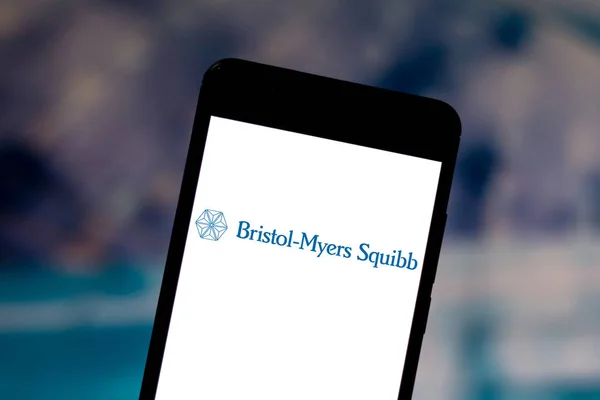 Június 24, 2019, Brazília. Ezen a fotábrán a Bristol-Myers Squibb (BMS) logó jelenik meg a smartphone — Stock Fotó