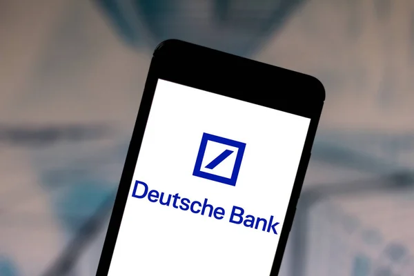 2019年6月24日，巴西。在这张照片插图中，德意志银行的标志显示在智能手机上 — 图库照片