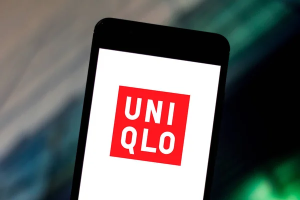 24 iunie 2019, Brazilia. În această ilustrație foto logo-ul Uniqlo este afișat pe un smartphone — Fotografie, imagine de stoc