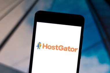 26 Haziran 2019, Brezilya. Bu fotoğraf illüstrasyonda Hostgator logosu bir akıllı telefonda görüntülenir