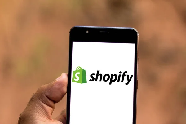 26 червня 2019, Бразилія. На цій фото ілюстрація логотип Shopify відображається на смартфоні — стокове фото