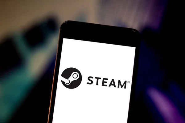 2019年6月26日,巴西。在此照片插图中,Steam 徽标显示在智能手机上 — 图库照片