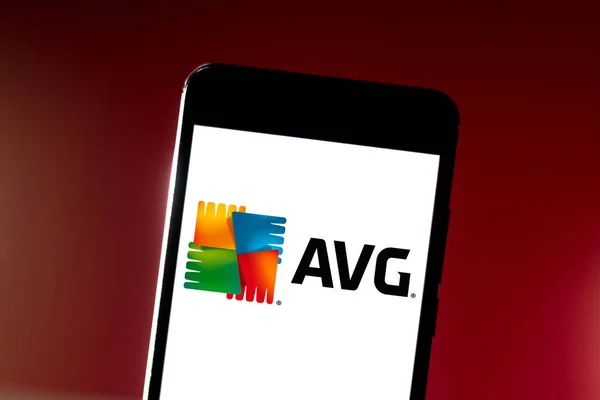 26 juni 2019, Brazilië. In deze foto afbeelding wordt het AVG-antivirus logo weergegeven op een smartphone — Stockfoto