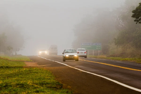 26 de junho de 2019, Brasil. Tráfego de carros no nevoeiro. Dia de inverno ao amanhecer. Carro com farol ligado — Fotografia de Stock