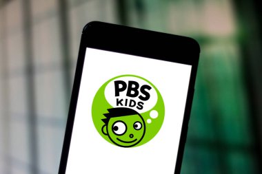 28 Haziran 2019, Brezilya. Bu fotoğraf illüstrasyonda Pbs Kids logosu bir akıllı telefonda görüntülenir
