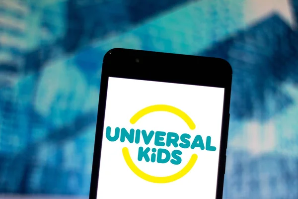 28 de junio de 2019, Brasil. En esta ilustración fotográfica, el logotipo de Universal Kids se muestra en un teléfono inteligente — Foto de Stock