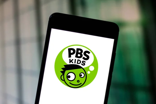 28 de junio de 2019, Brasil. En esta ilustración fotográfica, el logotipo de PBS Kids se muestra en un teléfono inteligente —  Fotos de Stock