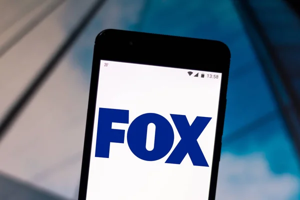 28. června 2019, Brazílie. Na této fotografii je logo společnosti Fox Broadcasting Company zobrazeno na telefonu Smartphone — Stock fotografie