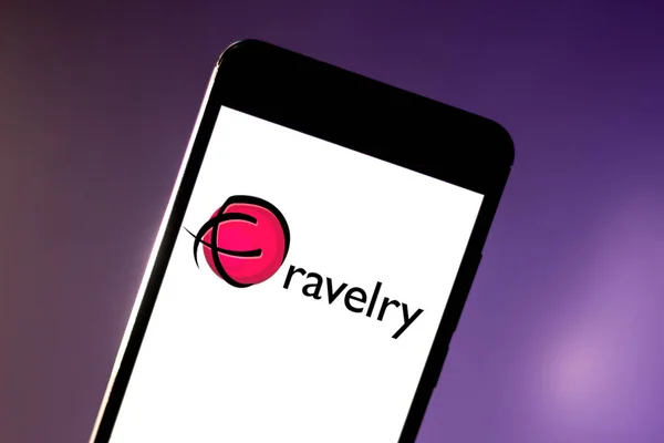 June 28, 2019, Brazil. In this photo illustration the Ravelry logo is displayed on a smartphone — Stock Photo, Image