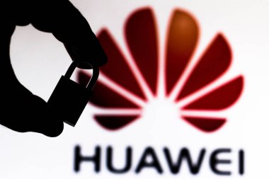 30 Haziran 2019, Brezilya. Huawei güvenlik konsepti bu fotoğrafta İllüstrasyon. Huawei logosunun önünde asma kilit tutan bir elin silueti