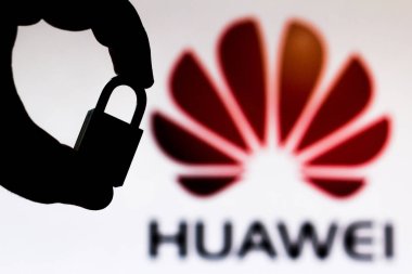 30 Haziran 2019, Brezilya. Huawei güvenlik konsepti bu fotoğrafta İllüstrasyon. Huawei logosunun önünde asma kilit tutan bir elin silueti