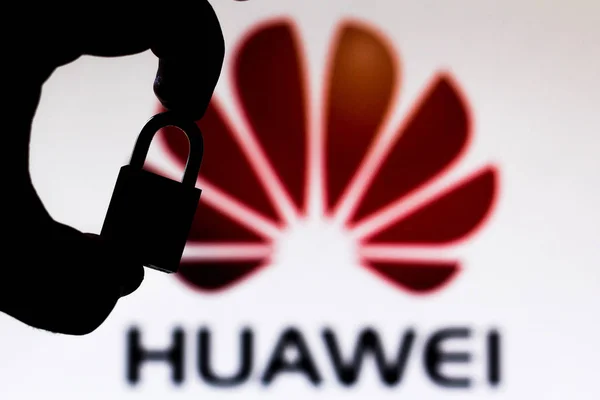 30 июня 2019 года, Бразилия. На этой фотографии показана концепция безопасности Huawei. Силуэт руки с замком перед логотипом Huawei — стоковое фото