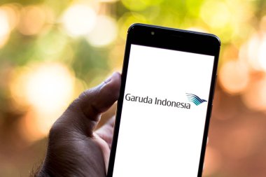 1 Temmuz 2019, Brezilya. Bu fotoğraf illüstrasyonda Pt Garuda Endonezya (Persero) logosu bir akıllı telefonda görüntülenir