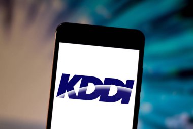 1 Temmuz 2019, Brezilya. Bu fotoğraf illüstrasyonda Kddi Corporation logosu bir akıllı telefonda görüntülenir