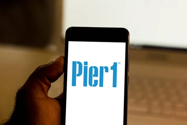 1er juillet 2019, Brésil. Sur cette photo, le logo Pier 1 Imports est affiché sur un smartphone. — Photo