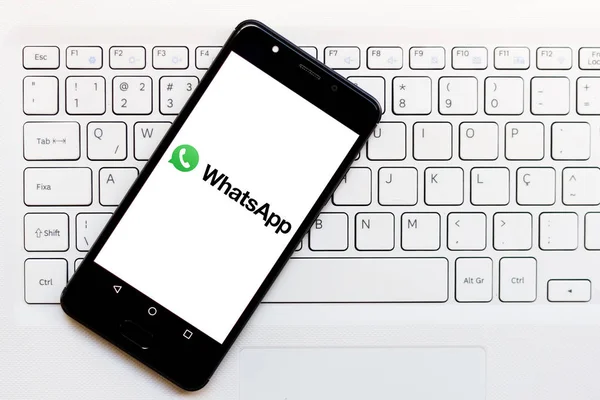 1. července 2019, Brazílie. Na této fotografii je logo WhatsApp zobrazeno na smartphone — Stock fotografie