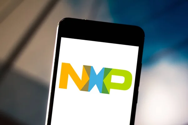 1 липня 2019, Бразилія. На цій фото ілюстрація логотип напівпровідників NXP відображається на смартфоні — стокове фото