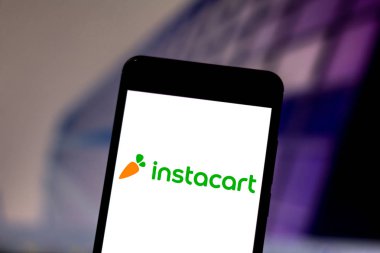1 Temmuz 2019, Brezilya. Bu fotoğraf illüstrasyonunda Instacart logosu bir akıllı telefonda görüntülenir